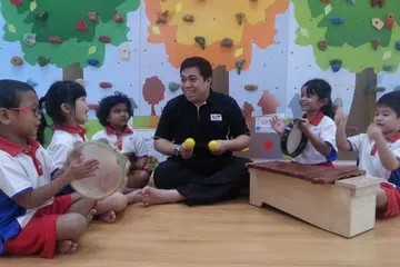 Guru prasekolah Zulqarnain Zainol Rashid berinteraksi bersama muridnya di Sparkletots Preschool @ Bukit Gombak Blok 535 PCF. 