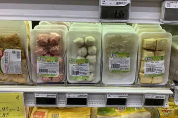 TIDAK LAGI DIJUAL: Produk Li Chuan lain seperti 'Li Chuan Mushroom Ball', 'Li Chuan Flavoured Crab Ball', Li Chuan Fish Dumpling' dan 'Li Chuan Fish Tofu', dilihat masih dijual di pasar raya Sheng Siong di Jurong West Avenue 5. Namun, dua produknya - 'Li Chuan Fish Ball' dan 'Li Chuan Cuttlefish Ball' - yang dikatakan mengandungi DNA babi tidak dijumpai di rak-rak pasar raya itu. - Foto BM oleh ZULAIQAH ABDUL RAHIM