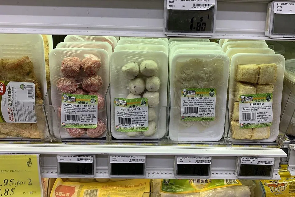TIDAK LAGI DIJUAL: Produk Li Chuan lain seperti 'Li Chuan Mushroom Ball', 'Li Chuan Flavoured Crab Ball', Li Chuan Fish Dumpling' dan 'Li Chuan Fish Tofu', dilihat masih dijual di pasar raya Sheng Siong di Jurong West Avenue 5. Namun, dua produknya - 'Li Chuan Fish Ball' dan 'Li Chuan Cuttlefish Ball' - yang dikatakan mengandungi DNA babi tidak dijumpai di rak-rak pasar raya itu. - Foto BM oleh ZULAIQAH ABDUL RAHIM