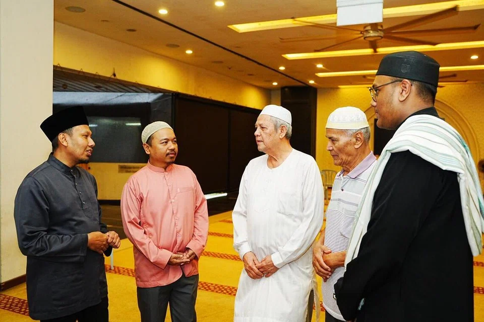 Pengerusi SalamSG Ramadan, Ustaz Mohammad Fairuz Shah Sudiman (kiri) berkata, latihan kecemerlangan perkhidmatan profesional yang dilalui kakitangan masjid di Singapura akan memastikan mereka bersikap mesra jemaah serta menyediakan persekitaran ibadah yang selesa dan kondusif untuk mereka. Ustaz Fairuz dilihat bersama (bermula dari kiri) Pegawai Perhubungan Masyarakat dan Pembangunan Keluarga Masjid Yusof Ishak, Ustaz Abdul Fattah Abdussamad; jemaah masjid tersebut, Encik Abdul Ghani Abdul Rahman; Encik Jamil Abdul Samad; dan anggota belia di Masjid Yusof Ishak, Muhammad Mubarak Muhammad Raffi Abdullah.