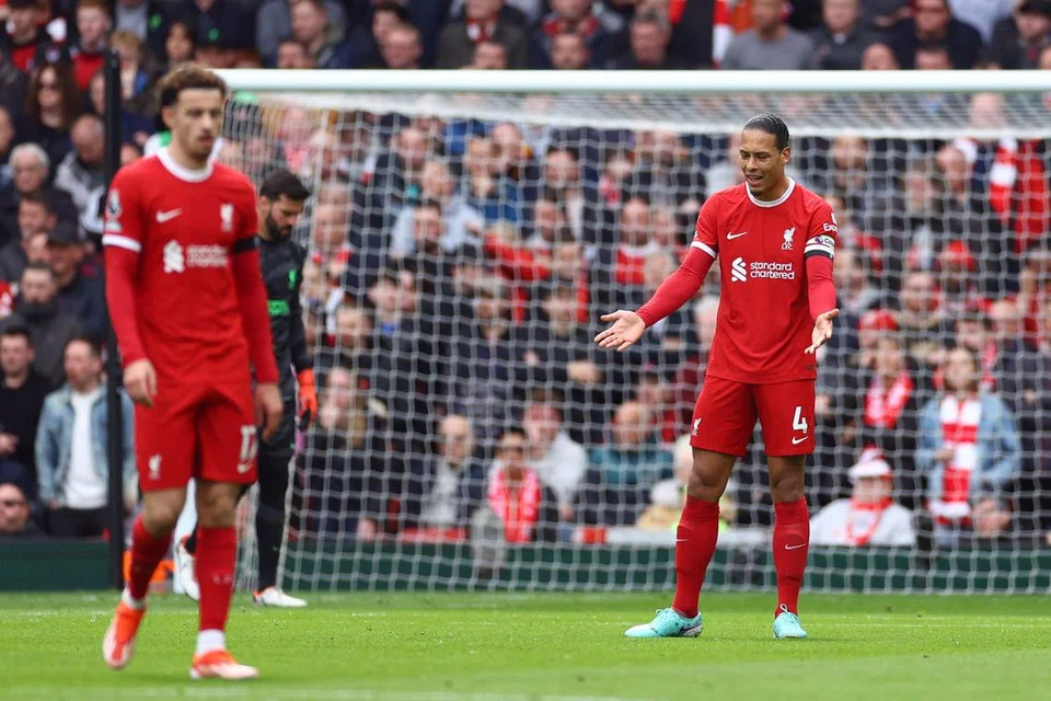 Kapten dan pemain pertahanan Liverpool, Virgil van Dijk (kanan), kelihatan kecewa ketika menentang Crystal Palace pada 14 April, setelah pemain Crystal Palace, Eberechi Eze, menjaringkan gol tunggal perlawanan itu.