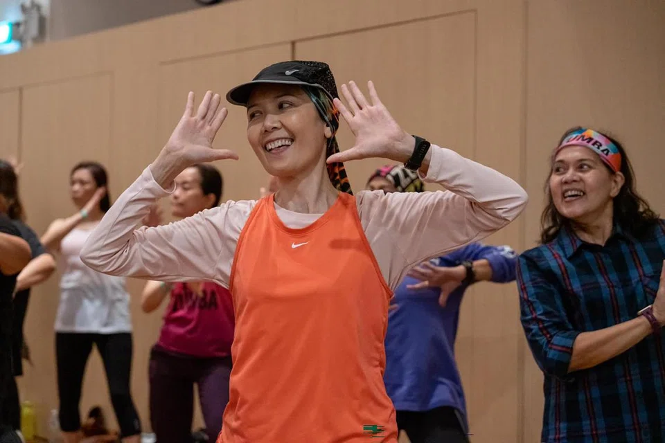 KEMBALI BERZUMBA: Meskipun selepas dibedah, kini Cik Humizara cuba kembali aktif menerusi kegiatan yang paling digemarinya, zumba.