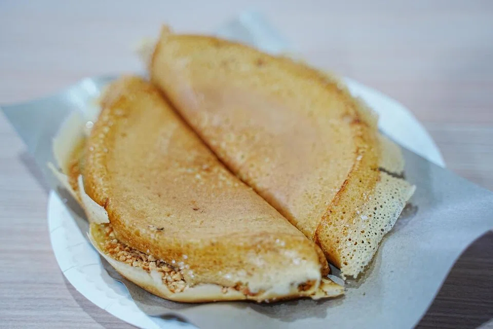 Sekeping apam balik kacang dijual pada harga $2.