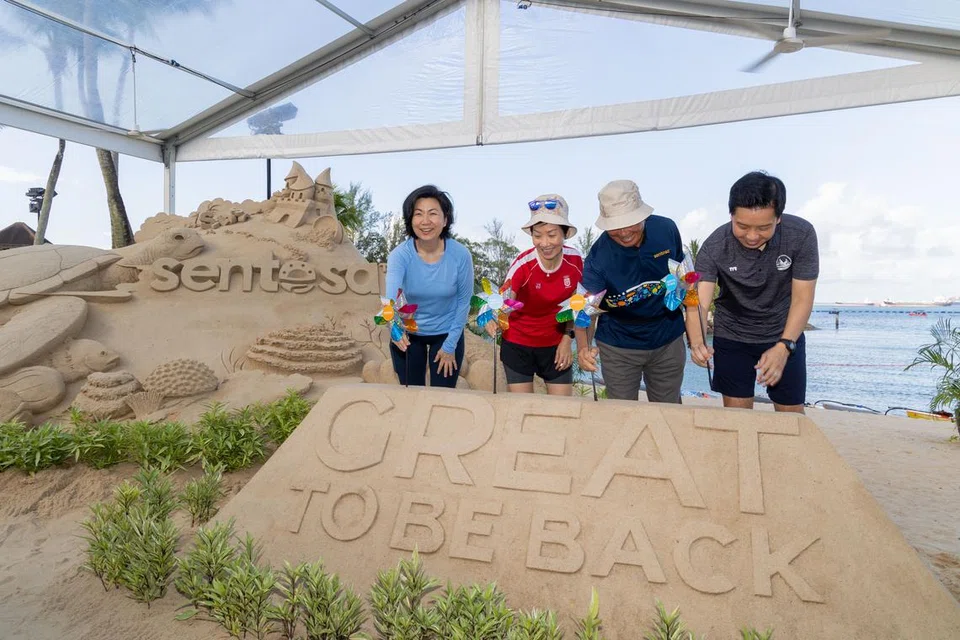 Majlis pembukaan semula Pantai Siloso dihadiri oleh (dari kiri) ketua pegawai eksekutif (CEO) Sentosa Development Corporation (SDC), Cik Thien Kwee Eng; Menteri Kemampanan dan Sekitaran, Cik Grace Fu; Pengerusi SDC, Encik Tan Beng Hai dan Menteri Negara (Perdagangan dan Perusahaan merangkap Kebudayaan, Masyarakat dan Belia), Encik Alvin Tan.