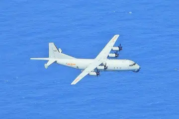 CHINA MELINTAS SELAT TAIWAN: Foto yang diberi Kementerian Pertahanan Taiwan menunjukkan pesawat antikapal selam China Y-8 memasuki Zon Pengenalan Pertahanan Udara Taiwan baru-baru ini sebagai tindak balas China ekoran lawatan pegawai kanan Amerika ke pulau itu. - Foto EPA-EFE