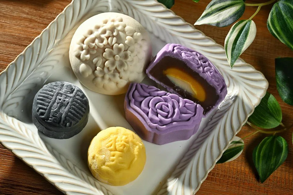 LAZAT DAN CANTIK: Di dalam pasaran, terdapat pelbagai perisa kuih bulan dan perisa kuih bulan yang tidak dibakar atau dikenali sebagai ‘snow skin’. 