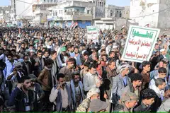 TENTANG SERANGAN: Orang ramai turun ke jalan raya di bandar Laut Merah Yaman, Hudeida, untuk mengutuk serangan semalaman tentera AS dan British ke atas bandar yang dikuasai pemberontak Houthi, pada 12 Januari.