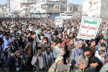 TENTANG SERANGAN: Orang ramai turun ke jalan raya di bandar Laut Merah Yaman, Hudeida, untuk mengutuk serangan semalaman tentera AS dan British ke atas bandar yang dikuasai pemberontak Houthi, pada 12 Januari.
