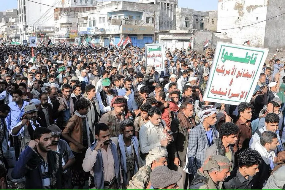 TENTANG SERANGAN: Orang ramai turun ke jalan raya di bandar Laut Merah Yaman, Hudeida, untuk mengutuk serangan semalaman tentera AS dan British ke atas bandar yang dikuasai pemberontak Houthi, pada 12 Januari.