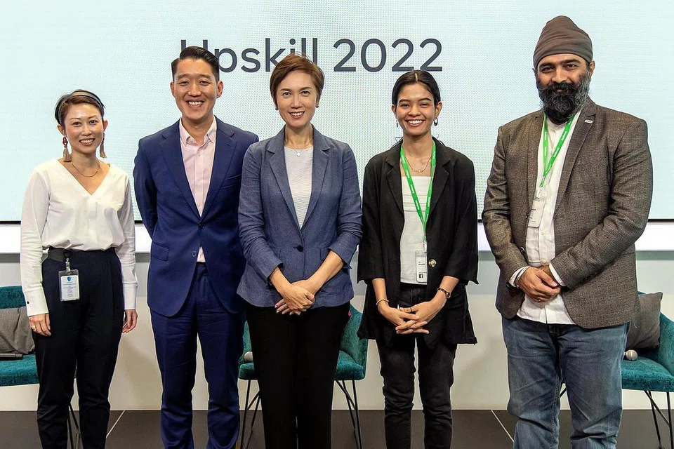 KONGSI PANDANGAN: Cik Aisyah Aman Aljunied (dua dari kanan) antara panelis perbincangan panel semasa pelancaran 'Upskill 2022' Meta, yang turut disertai Menteri Perhubungan dan Penerangan, Cik Josephine Teo (tengah). - Foto AKA-ASIA