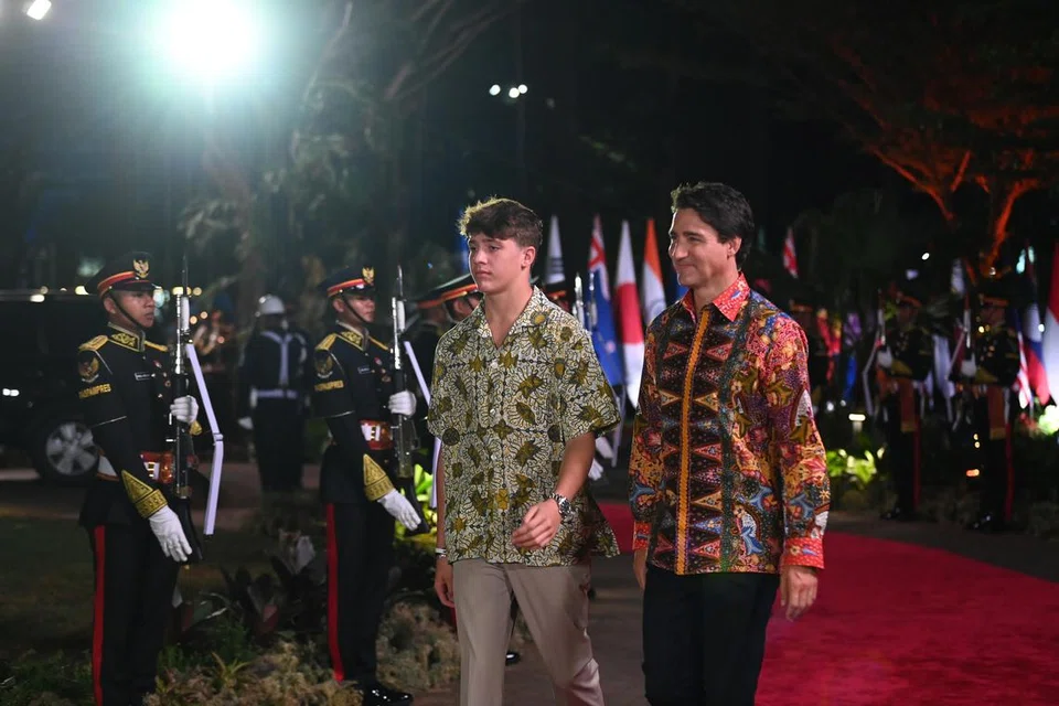 BERBAJU BATIK: Perdana Menteri Canada, Encik Justin Trudeau dan anaknya, Encik Xavier Trudeau, menghadiri acara makan malam yang diadakan di Hutan Kota Plataran, GBK Complex Jakarta, pada hari kedua Sidang Puncak Asean ke-43.  