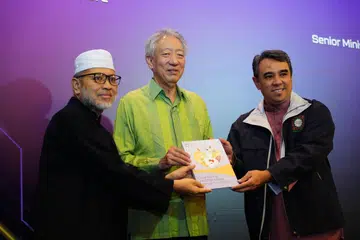 Buku panduan keempat Kumpulan Pemulihan Keagamaan (RRG) dilancarkan Menteri Kanan, yang juga Menteri Penyelaras Bagi Keselamatan Negara, Encik Teo Chee Hean (tengah) pada 29 Mei bersama Pengerusi Bersama Kumpulan Pemulihan Keagamaan (RRG), Ustaz Mohamad Hasbi Hassan (kiri) dan Ustaz Dr Mohamed Ali (kanan).