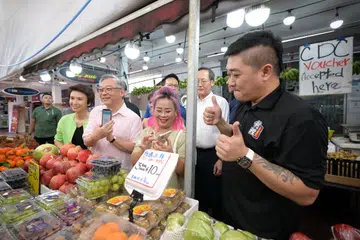 Timbalan Perdana Menteri merangkap Menteri Perdagangan dan Perusahaan, Encik Gan Kim Yong (tiga dari kiri), melancarkan Baucar CDC terbaru pada 3 Januari di Marine Parade. Beliau disertai  Menteri Tenaga Manusia, Encik Tan See Leng (dua dari kanan), dan  Menteri Negara Kanan (Kebudayaan, Masyarakat dan Belia merangkap Perdagangan dan Perusahaan), Cik Low Yen Ling, yang juga Mayor CDC South West (kiri). 