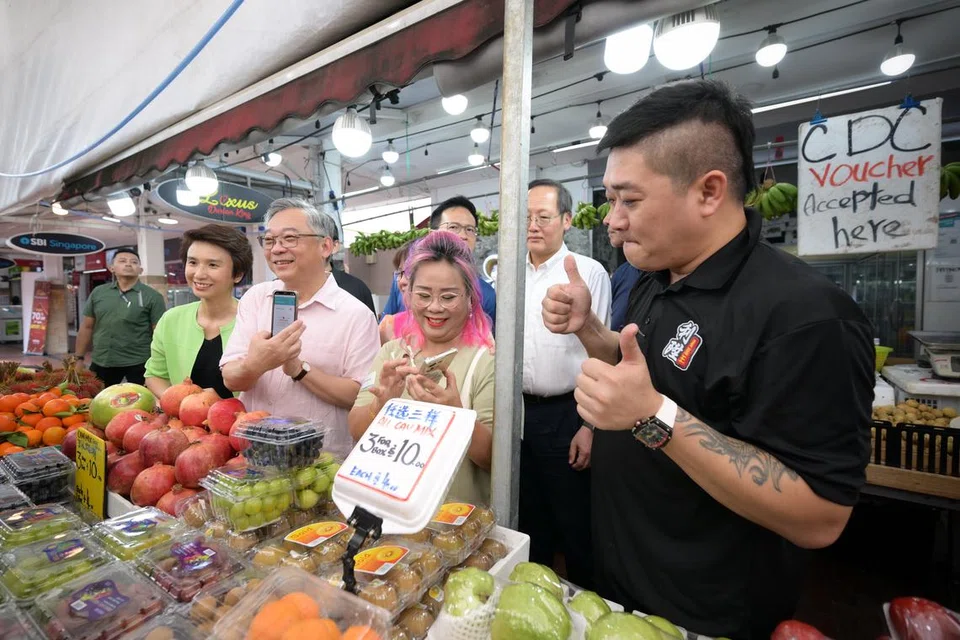Timbalan Perdana Menteri merangkap Menteri Perdagangan dan Perusahaan, Encik Gan Kim Yong (tiga dari kiri), melancarkan Baucar CDC terbaru pada 3 Januari di Marine Parade. Beliau disertai  Menteri Tenaga Manusia, Encik Tan See Leng (dua dari kanan), dan  Menteri Negara Kanan (Kebudayaan, Masyarakat dan Belia merangkap Perdagangan dan Perusahaan), Cik Low Yen Ling, yang juga Mayor CDC South West (kiri). 