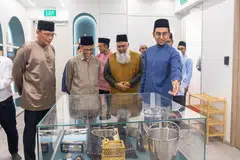 Encik Masagos Zulkifli Masagos Mohamad bersama (dari kiri) Encik Kadir Maideen, Encik Mohamed Rafeeq Mohamed Yusoof, dan ahli Lembaga Pentadbir Masjid Bencoolen, Encik Sheik Mohamed Farouq, diberi taklimat mengenai Hab Belia di pembukaan semula masjid itu  pada 1 Mac.