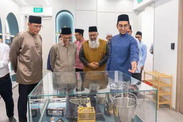 Encik Masagos Zulkifli Masagos Mohamad bersama (dari kiri) Encik Kadir Maideen, Encik Mohamed Rafeeq Mohamed Yusoof, dan ahli Lembaga Pentadbir Masjid Bencoolen, Encik Sheik Mohamed Farouq, diberi taklimat mengenai Hab Belia di pembukaan semula masjid itu  pada 1 Mac.