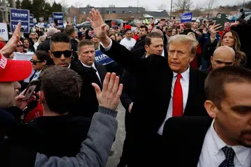 GIAT BERKEMPEN: Mantan Presiden Amerika Syarikat, Encik  Donald Trump, melawat sebuah kawasan undi di New Hampshire pada 23 Januari, untuk memastikan kemenangannya sebagai calon presiden bagi parti Republikan.