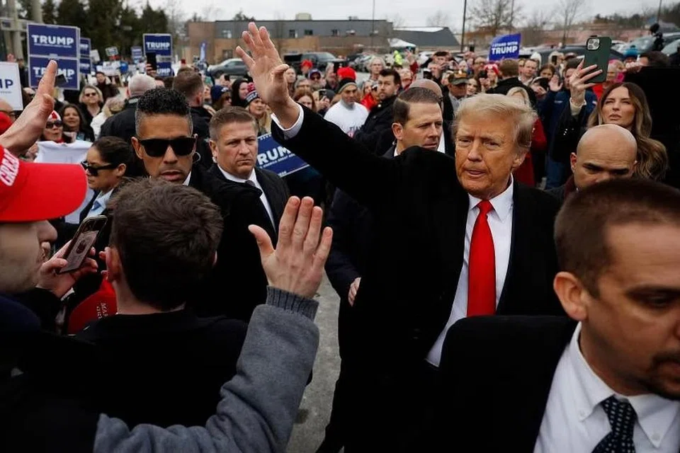 GIAT BERKEMPEN: Mantan Presiden Amerika Syarikat, Encik  Donald Trump, melawat sebuah kawasan undi di New Hampshire pada 23 Januari, untuk memastikan kemenangannya sebagai calon presiden bagi parti Republikan.