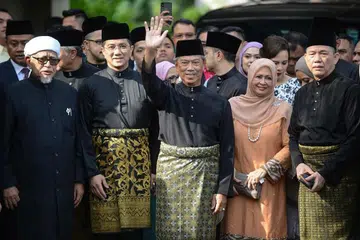 (dua dari kiri) Datuk Seri Azmin memberi sokongan teguh kepada Perdana Menteri baru Malaysia, Tan Sri Muhyiddin Yassin (tengah). 