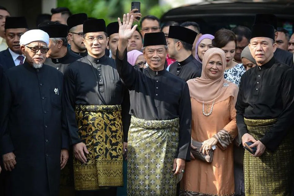 (dua dari kiri) Datuk Seri Azmin memberi sokongan teguh kepada Perdana Menteri baru Malaysia, Tan Sri Muhyiddin Yassin (tengah). 