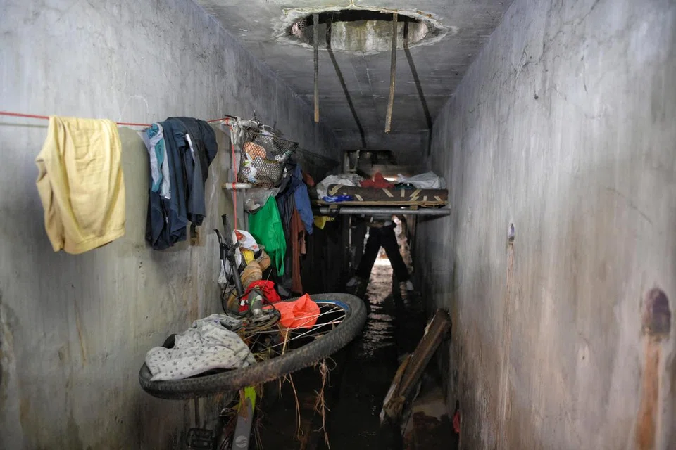 RUMAH SEMENTARA: Rumah sementara ditemui di dalam longkang di Kawasan Perindustrian Sungei Kadut semasa operasi kesalahan pencerobohan yang dijalankan Pasukan Polis Singapura (SPF) bersama JTC Coporation dan Penguasa Imigresen dan Pusat Pemeriksaan (ICA),  pada 5 Disember.  