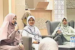 Forum ‘Pengorbanan Muslimah’ yang berlangsung di Masjid Al-Falah, disampaikan oleh pendakwah Singapura, Ustazah Shameem Sultanah (kiri), Ustazah Dr Sakinah Saptu (kanan) dan dipengerusikan oleh Eksekutif Dakwah Masjid Al-Falah, Ustazah Nur Azyan Roslan (tengah).