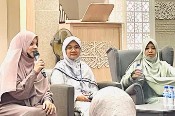Forum ‘Pengorbanan Muslimah’ yang berlangsung di Masjid Al-Falah, disampaikan oleh pendakwah Singapura, Ustazah Shameem Sultanah (kiri), Ustazah Dr Sakinah Saptu (kanan) dan dipengerusikan oleh Eksekutif Dakwah Masjid Al-Falah, Ustazah Nur Azyan Roslan (tengah).