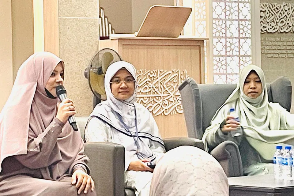 Forum ‘Pengorbanan Muslimah’ yang berlangsung di Masjid Al-Falah, disampaikan oleh pendakwah Singapura, Ustazah Shameem Sultanah (kiri), Ustazah Dr Sakinah Saptu (kanan) dan dipengerusikan oleh Eksekutif Dakwah Masjid Al-Falah, Ustazah Nur Azyan Roslan (tengah).