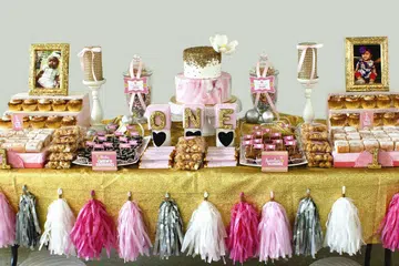 HIASAN MENARIK: Pencuci mulut dihidang dan dibungkus dengan rapi dan cantik agar menarik pandangan mata pelanggan (gambar atas dan bawah). - Foto SHUBBY SWEETS PARLOUR