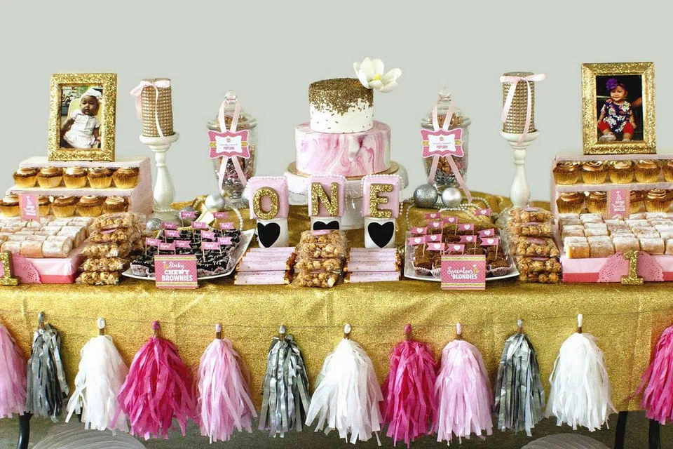 HIASAN MENARIK: Pencuci mulut dihidang dan dibungkus dengan rapi dan cantik agar menarik pandangan mata pelanggan (gambar atas dan bawah). - Foto SHUBBY SWEETS PARLOUR