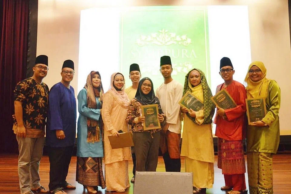 PENYAMPAI SYAIR DAN TENAGA BELAKANG TABIR 'SYAIRPURA': (Dari kiri), pemuzik Megat Firdaus, Khir Ja'afar, adik-beradik Mahani Mahmod dan Siti Zahra Mahmod, Asnida Daud, Afi Hanafi, Khaziah Yem, Rudy Djoharnaen dan Anis Qurratu'aini Azman. - Foto AFI HANAFI 