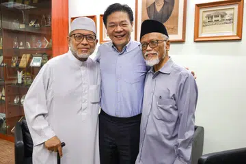Perdana Menteri Encik Lawrence Wong (tengah) mengadakan pertemuan dengan Ustaz Mohamad Hasbi Hassan (kiri) dan Ustaz Pasuni Maulan semasa lawatannya ke Madrasah Aljunied Al-Islamiah pada 10 April.