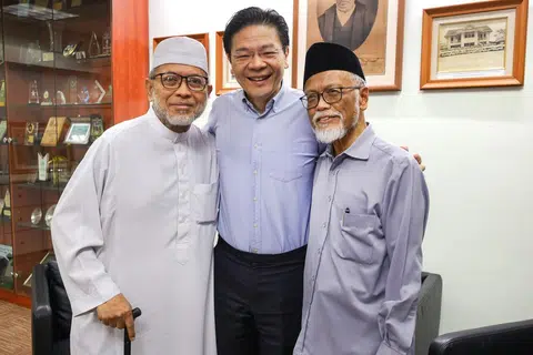 Perdana Menteri Encik Lawrence Wong (tengah) mengadakan pertemuan dengan Ustaz Mohamad Hasbi Hassan (kiri) dan Ustaz Pasuni Maulan semasa lawatannya ke Madrasah Aljunied Al-Islamiah pada 10 April.