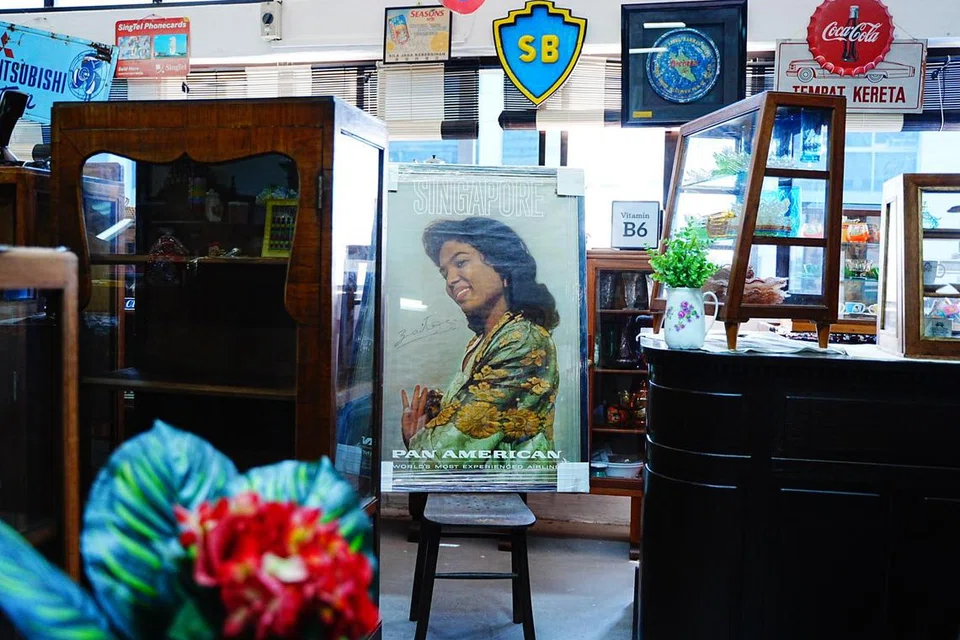 Gambar ini memaparkan seniwari, Zaiton Abdullah, sebagai satu-satunya pelakon Melayu yang dipilih untuk mewakili Singapura dalam poster syarikat penerbangan, Pan American Airways, pada era 1960-an. 