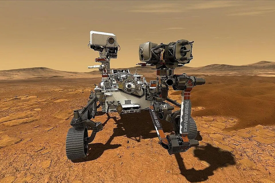 KIRIM ROBOT: Amerika Syarikat sedang membuat persiapan melancarkan rover atau robot peneroka yang diberi nama Perseverance ke Marikh pada 30 Julai ini. Amerika Syarikat adalah satu-satunya negara di planet ini yang berjaya mendaratkan robot di Marikh: empat pendarat, yang tidak bergerak, dan rover Pathfinder, Spirit, Opportunity dan Curiosity. Dari kalangan rover yang telah mendarat di Marikh, hanya Curiosity yang masih aktif, yang lain ditinggalkan di permukaan planet itu setelah jentera mereka gagal atau hubungan terputus.- Foto AFP/NASA PANTAU OPERASI: Seorang pekerja sedang memantau data di bilik kawalan Misi Marikh di Pusat Angkasa Mohammed Bin Rashid (MBRSC), di Dubai. - Foto AFP