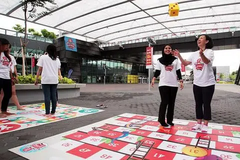 HIDUPKAN PERMAINAN TRADISIONAL: Pelbagai permainan dan sukan tradisional seperti permainan raksana 'Ular dan Tangga' ini menanti pengunjung sempena 'Karvival SG50 hab Sukan Singapura' pada 8 dan 9 Ogos ini. - Foto HAB SUKAN SINGAPURA