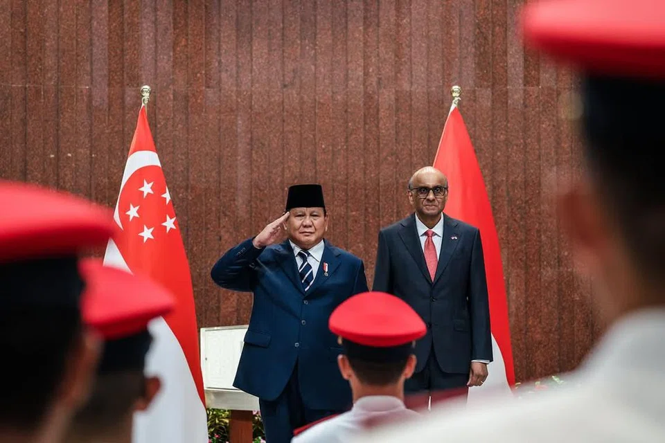 Ketika menjawat jawatan sebagai Menteri Pertahanan, Presiden Indonesia, Encik Prabowo Subianto (kiri), memainkan peranan penting dalam proses perjanjian rangka kerja yang diperluas antara Singapura dengan Indonesia. Beliau dilihat bersama Presiden Tharman Shanmugaratnam ketika pertemuan mereka di Parlimen pada 16 Jun. 