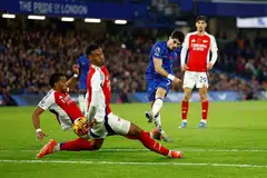 Pedro Neto (baju biru) jaringkan gol pertama Chelsea dalam perlawanan menentang Arsenal pada 10 November di stadium Stamford Bridge.