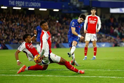 Pedro Neto (baju biru) jaringkan gol pertama Chelsea dalam perlawanan menentang Arsenal pada 10 November di stadium Stamford Bridge.