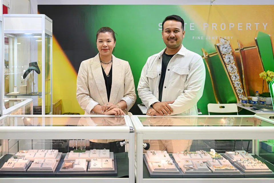 SYARIKAT TEMPATAN: Syarikat Encik Afzal Imram dan Cik Lin Ruiyin, State Property Fine Jewellery, adalah satu-satunya syarikat Melayu tempatan yang mempamerkan koleksi mereka di Pusat Ekspo & Konvensyen Singapura Marina Bay Sands dari Khamis hingga Ahad.