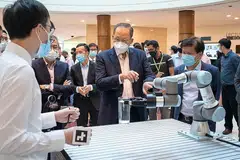 PUSAT PENYELIDIKAN ROBOTIK: Dr Tan See Leng (dua dari kanan) meninjau sebuah robot yang dipamerkan semasa acara perasmian Pusat bagi Inovasi Teknologi Robotik Lanjutan (Cartin) di NTU semalam. - Foto NTU