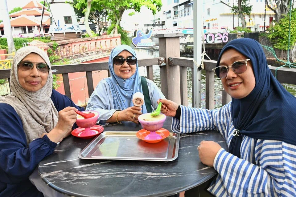 (Dari kiri) Cik Bibi Zohrah Haider Shah, Cik Junaidah Ayoob dan Cik Saadiah Ayoob menikmati cendol di Cendol Jambesar Bandar Hilir Melaka.