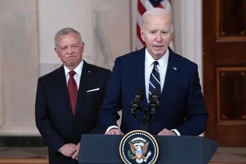 Raja Abdullah II dari Jordan (kiri) berdiri di samping Presiden Amerika Syarikat, Encik Joe Biden, dalam taklimat akhbar menyusuli pertemuan mereka di Rumah Putih pada 12 Februari.