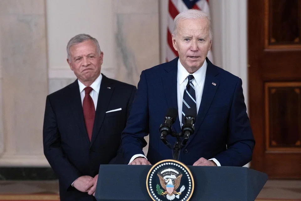 Raja Abdullah II dari Jordan (kiri) berdiri di samping Presiden Amerika Syarikat, Encik Joe Biden, dalam taklimat akhbar menyusuli pertemuan mereka di Rumah Putih pada 12 Februari.