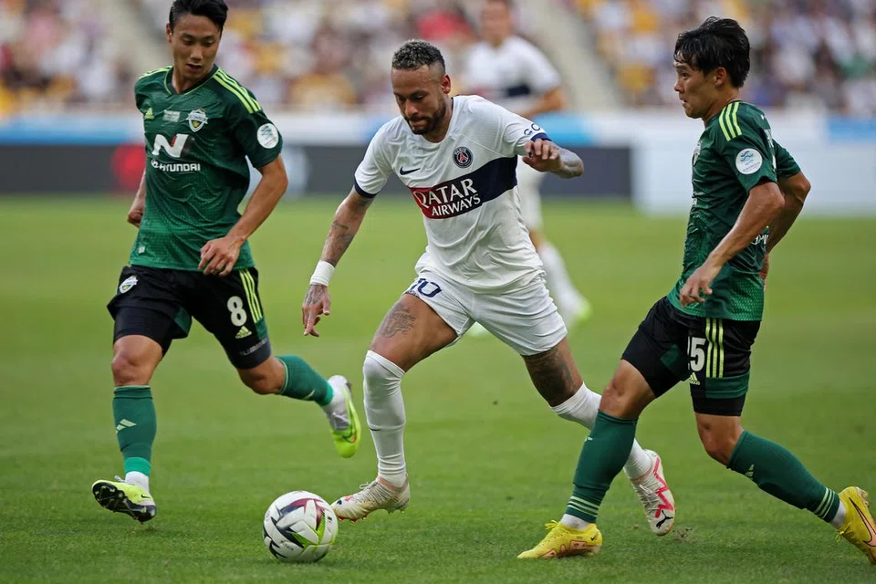 BERAKSI: Neymar (tengah) semasa perlawanan persahabatan antara Paris St-Germain (PSG) dengan Jeonbuk Hyundai Motors FC di Stadium Busan Asiad, Korea Selatan pada 3 Ogos.