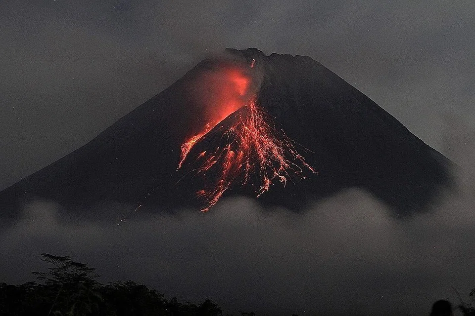 LAVA TERUS MENGALIR: Gunung Merapi terus memuntahkan lava pada Isnin. Apabila ia mula meletus pada 11 Mac, lava mengalir hingga sejauh 1.5 km. - Foto-foto AFP