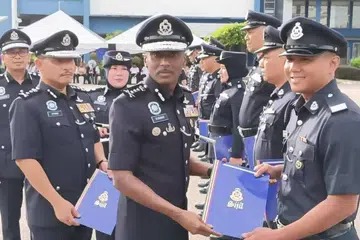Ketua Polis Johor, Pesuruhjaya M Kumar (tengah), menyampaikan sijil penghargaan kepada anggota polis cemerlang dalam Perhimpunan Bulanan Ketua Polis Johor di Ibu Pejabat Polis Kontinjen Johor, di Johor Bahru, pada 27 Mei. 