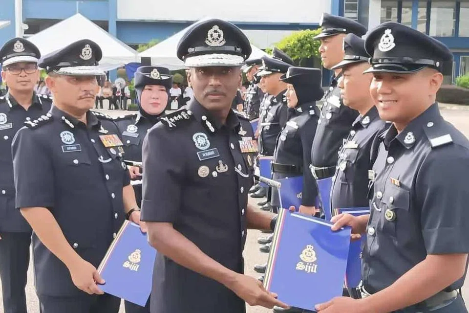 Ketua Polis Johor, Pesuruhjaya M Kumar (tengah), menyampaikan sijil penghargaan kepada anggota polis cemerlang dalam Perhimpunan Bulanan Ketua Polis Johor di Ibu Pejabat Polis Kontinjen Johor, di Johor Bahru, pada 27 Mei. 