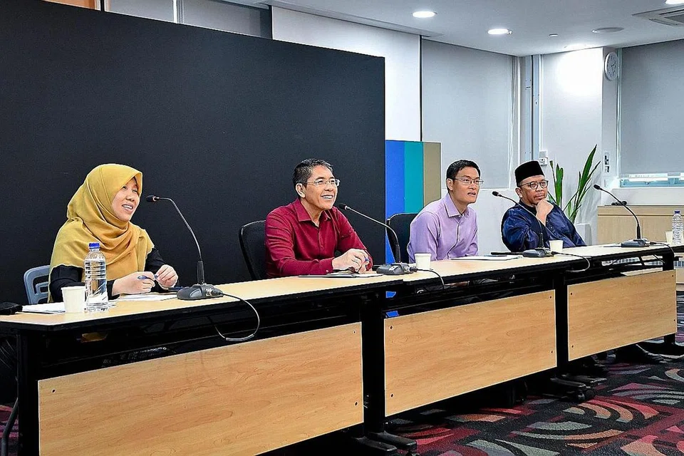 BERFIKIR SECARA KREATIF: Dr Mohamad Maliki (baju merah) berkata dalam norma baru ini perlu berfikir di luar kotak dan memikirkan huraian sebelum isu timbul dalam menyediakan perkhidmatan dan program. Bersamanya di pelancaran Pusat Pelita ialah (dari kiri) Cik Muzaiyanah, Ketua Eksekutif Muis Esa Masood, dan Timbalan Mufti Ustaz Dr Mohammad Hannan Hassan. - Foto MUIS