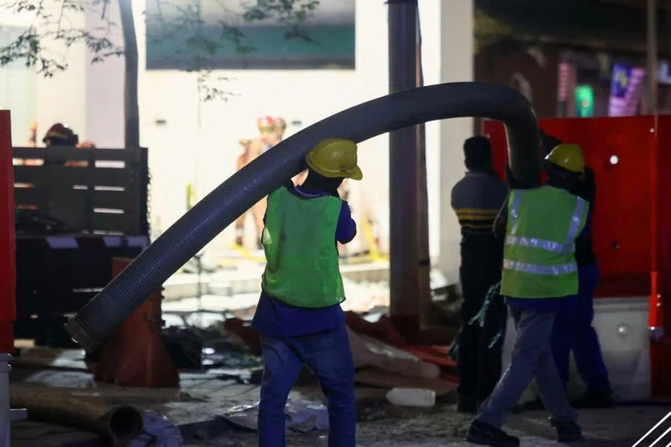 Pekerja Indah Water Konsortium (IWK) menjalankan kerja mengepam keluar air kumbahan di tempat kejadian tanah jerlus di Masjid India, Kuala Lumpur, bagi memudahkan penyelam Jabatan Bomba dan Penyelamat Malaysia melakukan selaman mencari wanita warga India yang hilang selepas terperlus ke dalam tanah jerlus di situ pada 23 Ogos. 